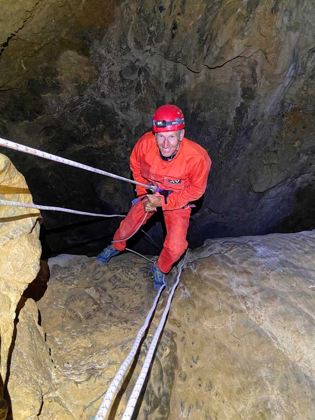 Grotte de la Marie-Jeanne (Gorges de Galamus - Fenouillèdes) - Progression sur corde.