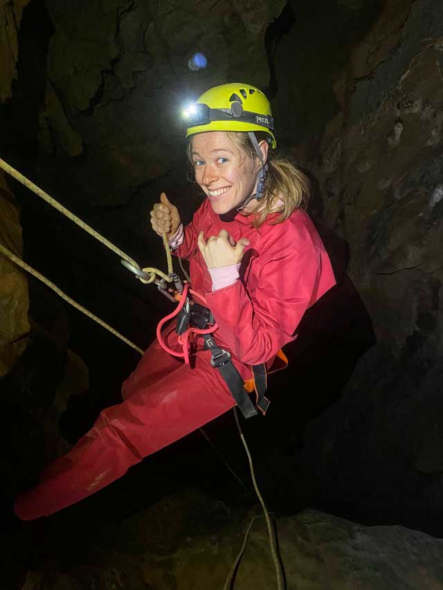 Grotte de la Marie-Jeanne (Gorges de Galamus - Fenouillèdes) - Progression sur corde.