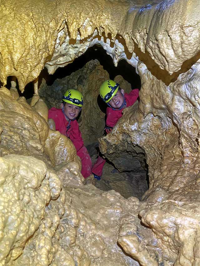Grotte de l'Ermitage (Gorges de Galamus - Fenouillèdes) - Progression dans les concrétions.